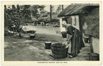 ansichtkaart: Nunspeet, Nunspeetse Boerin aan de was