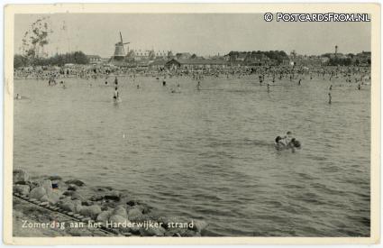 ansichtkaart: Harderwijk, Zomerdag aan het Harderwijker strand